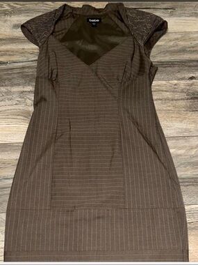 bebe Brown Pinstripe V‑Neck Cap Sleeve Midi Dress